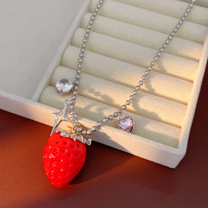 Dettaglio della collana fragola con cuore di cristallo e ciondoli a stella in argento