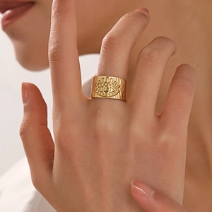 Bague large œil protecteur dorée au style bohème avec gravures de rayures verticales
