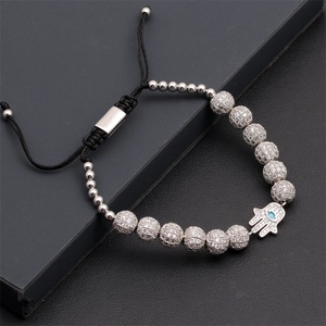 Vue détaillée du pendentif Main de Fatma en zircons et perles disco de 8mm sur bracelet