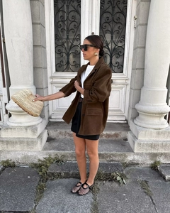 Look urbain avec blazer en daim marron, sac cabas tissé et chaussures Mary Jane élégantes