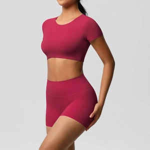Dunkelrotes Set aus kurzärmeligem Yoga-Oberteil und Shorts mit nahtlosem Kompressionsstoff