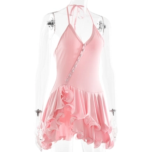 Détail de la robe licou rose avec boutons frontaux et ourlet à volants multicouches