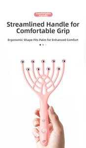 Dettaglio del massaggiatore per la testa rosa con dodici sfere in metallo e impugnatura ergonomica