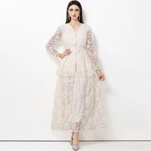 Elegantes Maxikleid aus Spitze in Off-White mit V-Ausschnitt, Puffärmeln und Taillenband