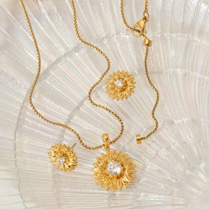 Edelstahl Schmuckset mit goldenen Sonnenblumen-Anhängern und funkelnden Zirkonia-Steinen