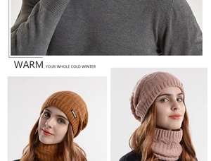 Nahaufnahme der dicken Stricktextur und Markenetikett am Wintermütze und Schal Set