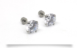 Gros plan de boucles d'oreilles en zircone avec serti à quatre griffes et fermoir plat