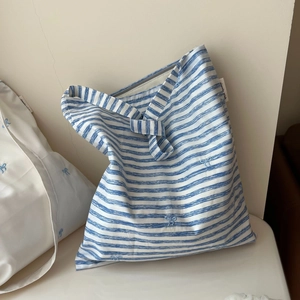 Sac à bandoulière minimaliste en coton à rayures bleues et blanches et broderie nœud