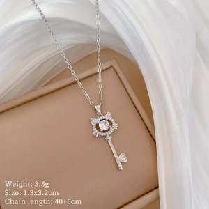 Macro detail of cat key necklace with weight 3.5g and 40+5cm chain length