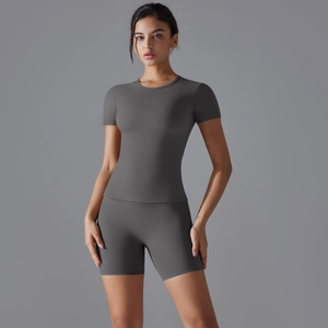 Détail d'un ensemble de yoga en nylon élastique avec t-shirt et short de sport ajusté