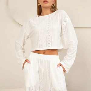 Ensemble d'intérieur blanc en broderie anglaise avec crop top et pantalon taille haute