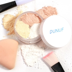 Vue détaillée de la poudre libre mate 3 couleurs avec pinceaux et éponge à maquillage