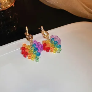 Boucles d'oreilles cœur en cristal arc-en-ciel avec nœuds dorés pour un look élégant