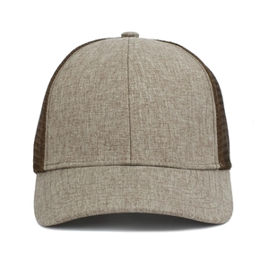 Detailansicht der Khaki-Trucker-Cap mit Netzrücken und meliertem Stoff vorne