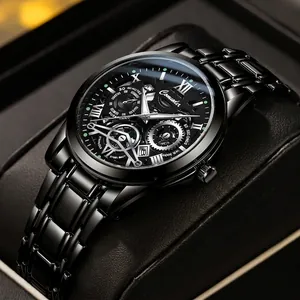 Primo piano di un orologio meccanico in acciaio inossidabile nero con quadrante vuoto