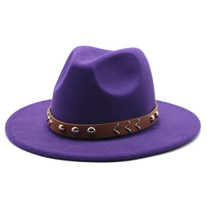 Détail du chapeau en feutre violet avec bande en cuir marron et rivets argentés