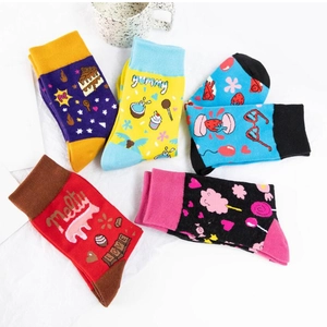 Chaussettes en coton colorées avec motifs de desserts et dessins animés en vue à plat