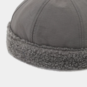 Dettaglio del cappello docker grigio scuro con tessuto in nylon e texture in pile