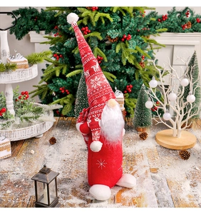 Détail d'un gnome de Noël avec bonnet en tricot rouge et broderie d'étoile