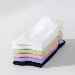 Calze minimaliste in morbido cotone in sei colori pastello impilate con cura