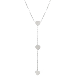 Dettaglio della collana a Y in acciaio inossidabile argento con tre cuori lucidati