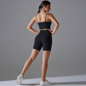 Vista posteriore del set da yoga nero con reggiseno sportivo e pantaloncini fitness