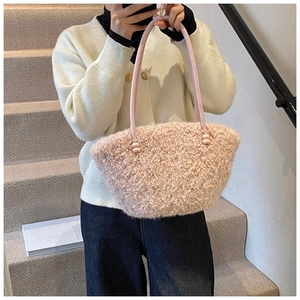 Gros plan sur la texture en polaire rose et le matériau pelucheux doux du sac cabas