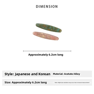 Détail de pinces à cheveux en acétate de 6,2 cm avec texture marbrée et gravure