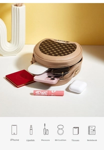 Capacité intérieure du sac bandoulière beige avec smartphone et produits de beauté