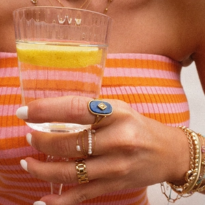 Bague vintage française en titane doré avec lapis-lazuli et perles sur une main