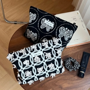 Gros plan de la broderie papillon et de l'étiquette Simple Wish sur sac en toile