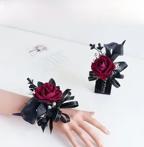 Détail de la boutonnière de mariage et fleur de poignet avec roses rouges et callas