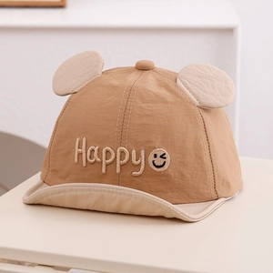 Détail du chapeau bébé kaki en tissu respirant avec oreilles 3D et broderie Happy