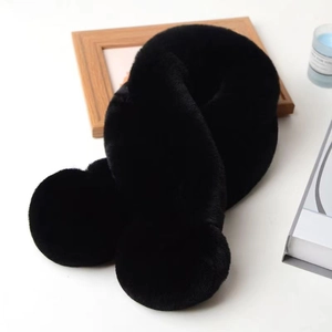 Écharpe croisée en fausse fourrure noire épaisse et douce pour un style hivernal