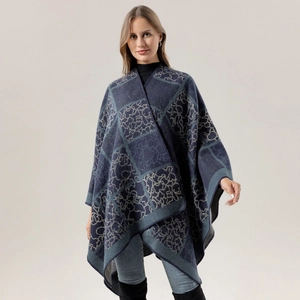 Détail du châle vintage bleu marine avec motifs géométriques et maille douce