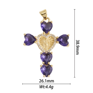 Détail d'un pendentif croix dorée avec pierres violettes en cœur et dimensions 38,9x26,1mm