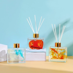 100ml square glass bottle reed diffuser with floating dried flowers and cinnamon sticks