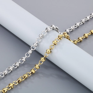 Ensemble de bracelets en acier titane or et argent avec nœud de corde sur support gris