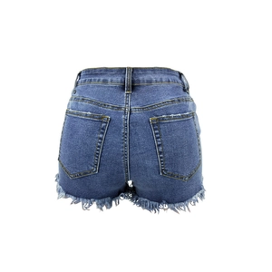Dettaglio degli shorts di jeans blu a vita alta con orlo a frange e tasche posteriori