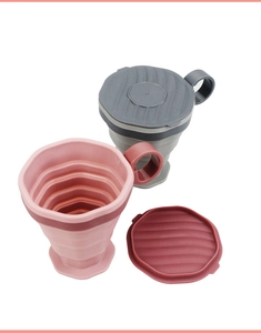 Dettaglio delle tazze da viaggio in silicone pieghevoli rosa aperto e grigio chiuso