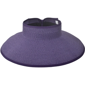 Dettaglio della trama in paglia viola scuro sulla tesa larga del cappello a visiera
