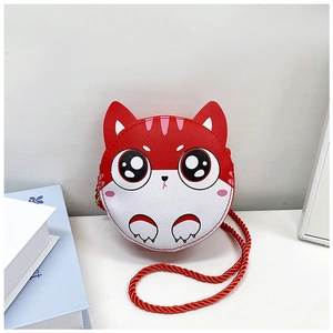 Détail d'un porte-monnaie enfant rouge en forme de renard avec bandoulière tressée