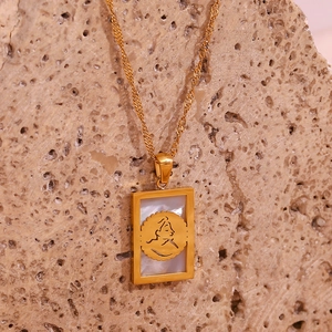 Dettaglio collana in oro 18K con ciondolo rettangolare in madreperla e profilo donna