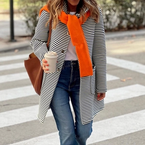 Cardigan da donna con cappuccio a righe per l'autunno con una vivace sciarpa arancione chic