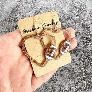 Boucles d'oreilles cœur football en acrylique pailleté marron tenues à la main