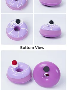 Detail van paarse PU-donut koelkastmagneet met roomvulling en magneet aan de basis