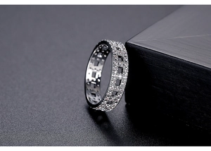Nahaufnahme eines funkelnden Zirkonrings auf einer mattschwarzen Schmuckschatulle für Details