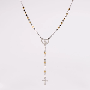 Detailansicht der zweifarbigen Rosenkranzkette mit Herzanhänger und Kreuzanhänger