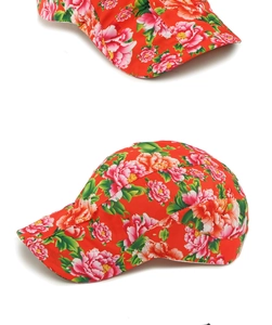 Dettaglio del cappellino rosso da baseball con motivo floreale tradizionale di peonie cinesi