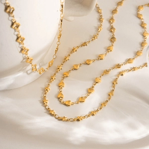 Colliers élégants en acier inoxydable plaqué or 18K avec breloques étoile et cœur sur céramique